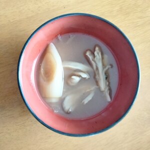 手早く作れる！冷凍舞茸とネギの味噌汁